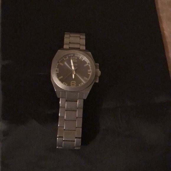 Silver guess watch! - Picture 2 of 4